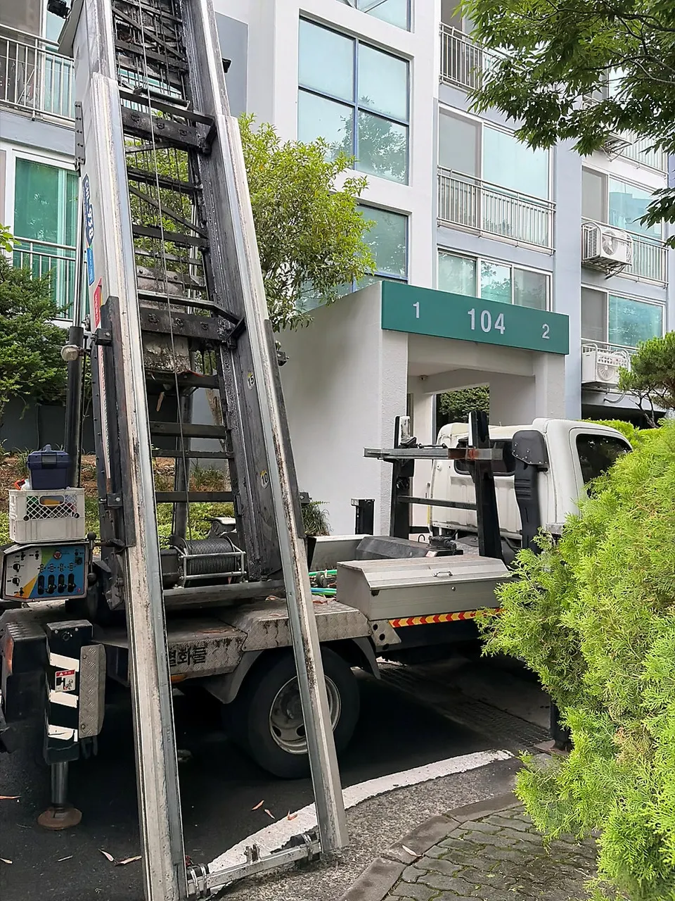 아파트 동 앞에 세운 사다리차